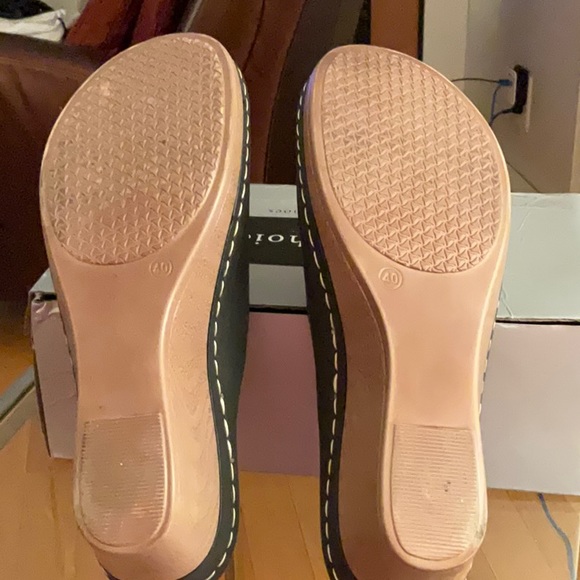 Black Sandals with Decorative Rose. Size 9. Condition Like New. - Picture 3 of 4